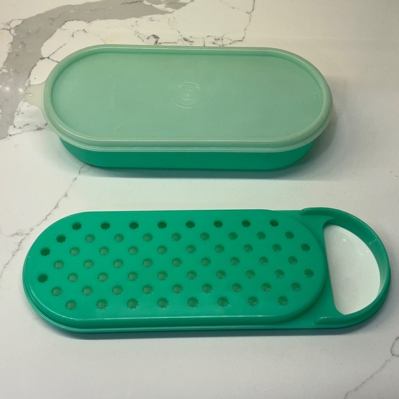 Vintage Tupperware Jadeite Green Grater and Container and Lid - Picture 2 of 11